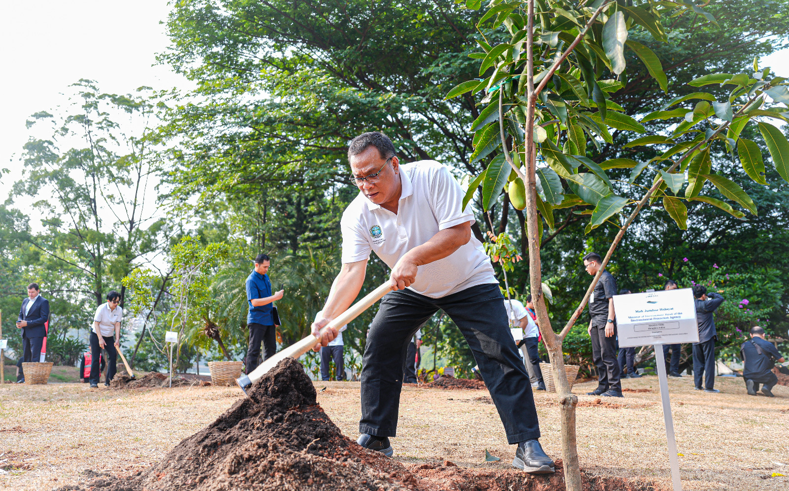 Kepala BPLH Mak Jumbur Hidayat melakukan penanaman pohon sebagai bagian program penghijauan nasional