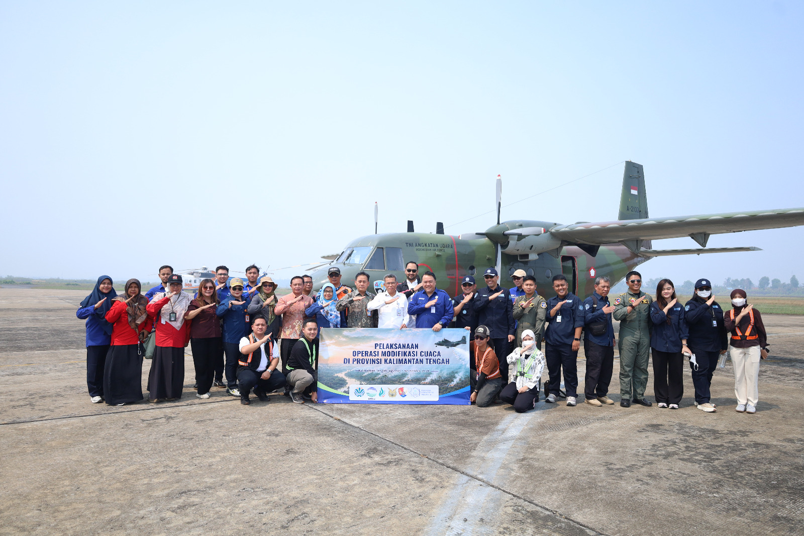 Tim operasi modifikasi cuaca di Kalimantan Tengah berfoto bersama di depan pesawat TNI AU
